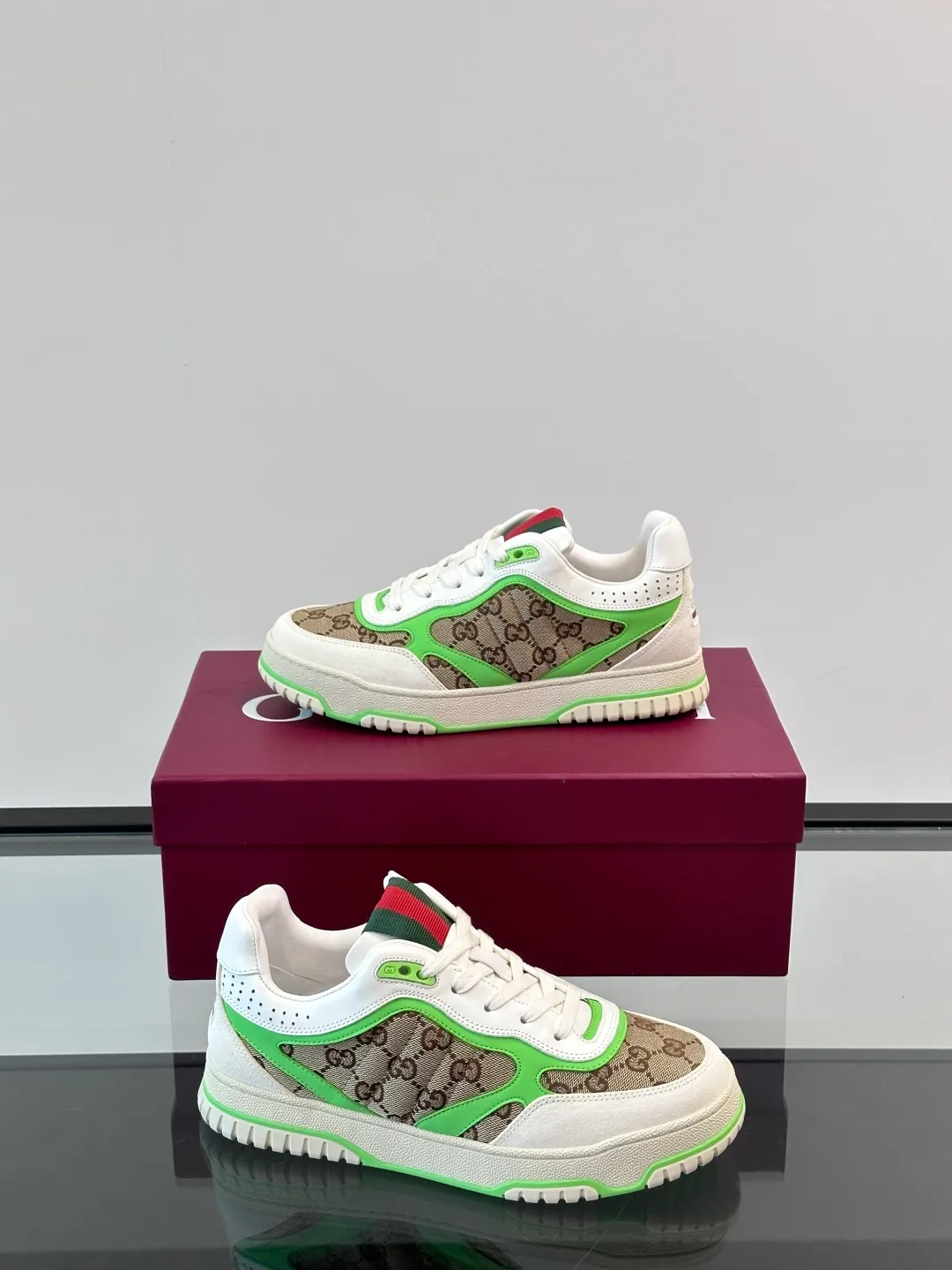 Men's Men's Shoes 💰480 [New Style] 🦨🦨Gucci 𝐆𝐮𝐜𝐜𝐢 𝐑𝐞-𝐖𝐞𝐛 As a sneaker created by Sabato De Sarno for Gucci, the Re-Web series reinterprets the brand's classic stripes, with bold and unique details to set off a modern silhouette design. These shoes are crafted from white leather. This new sneaker is ingeniously decorated with many of the brand's classic details, and is equipped with a bright red and green webbing tongue, which will make people fall in love at first sight. White leather has been specially treated to be soft and shiny, with an embossed grained texture. Script Gucci logo and Interlocking G web label with Interlocking G and script Gucci logo. Rubber outsole with Interlocking G detail eyelets. Web tongue. Size: Female 35-40 (Female 41, 42 customized). Male 38-44 (45, 46 customized)